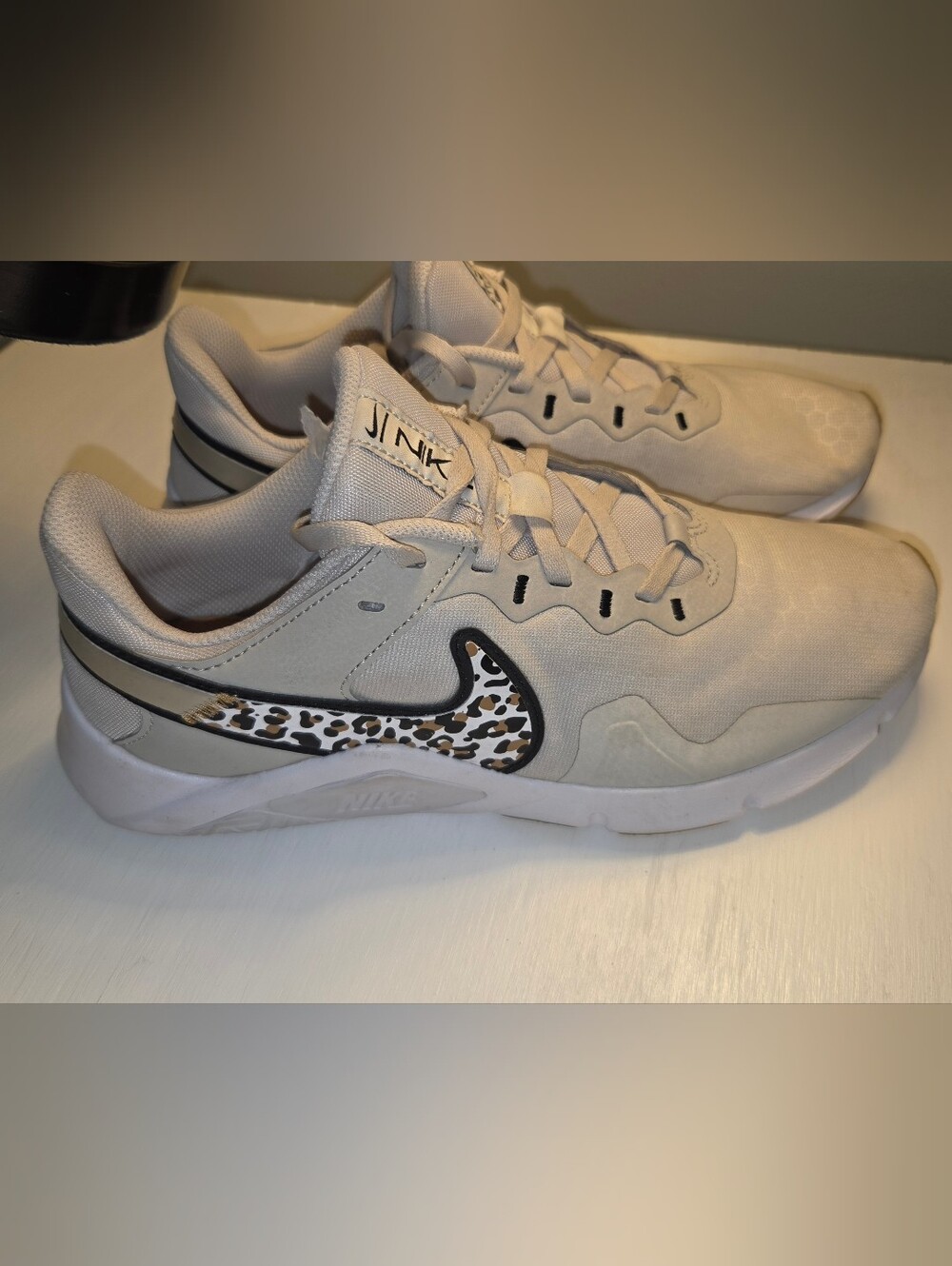 Nike Women's Legend Essential 2 Premium Leopard, Size 8.5